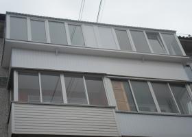 Два соседних балкона разделены подарочными шкафами, оба балкона обошлись клиентам на 16 000 рублей дешевле!
