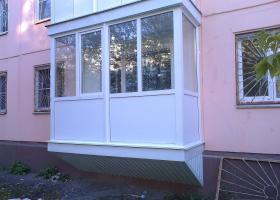 Подвесной балкон на первом этаже